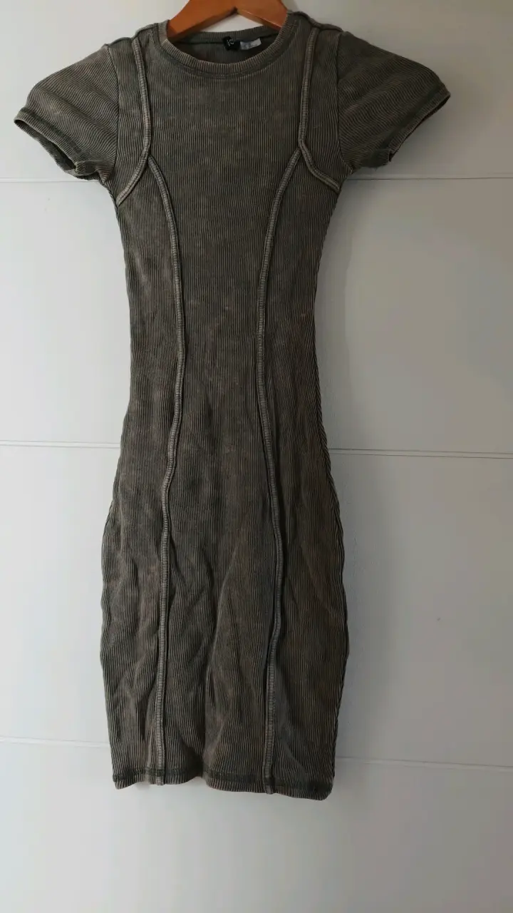 Vestido ajustado verde oliva de canalé - 1