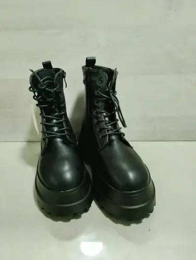 Botas negras de cuero con plataforma - miniatura 1