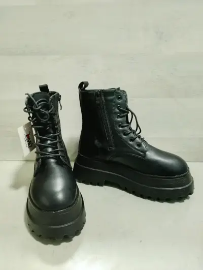 Botas negras de cuero con plataforma - miniatura 3