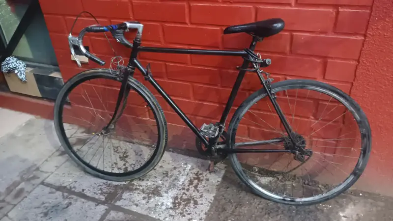 Bicicleta de ruta vintage negra