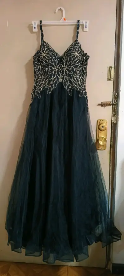 Vestido de fiesta largo negro con piedrería - miniatura 1