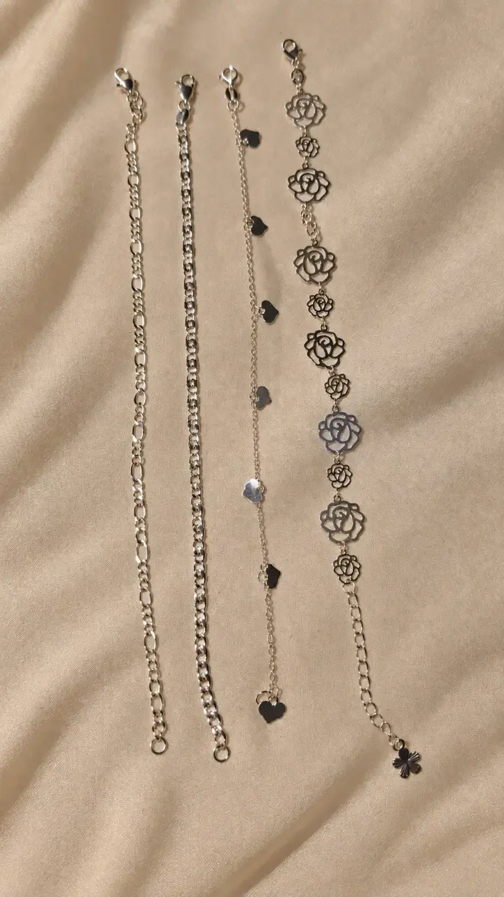 Set de pulseras de plata con diseños variados