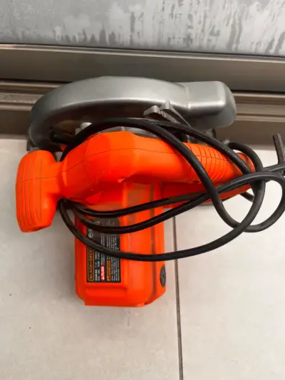 Sierra circular Black+Decker en buen estado - miniatura 2