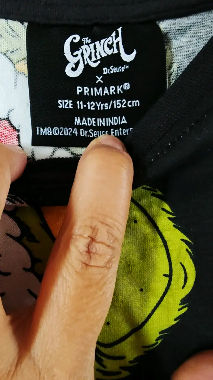 Polera infantil Grinch negra estampada - 2