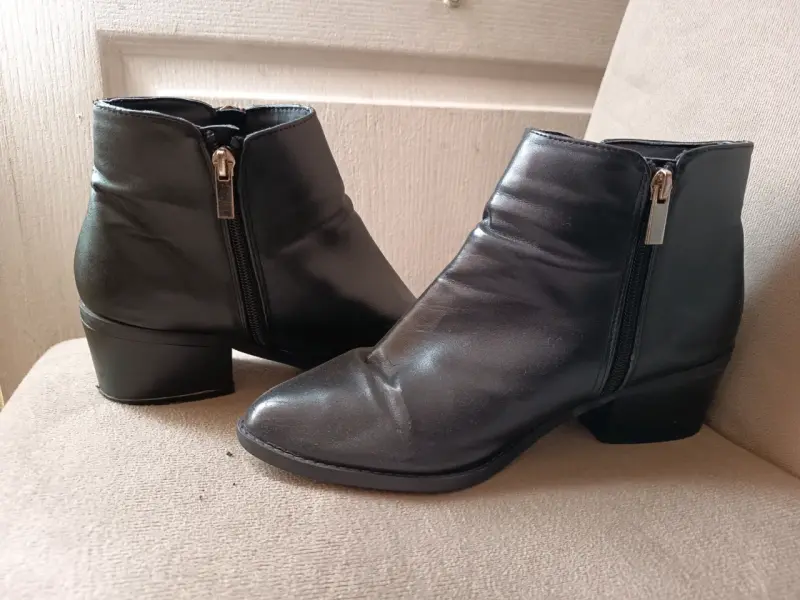 Botines de cuero negro con cierre lateral - 1