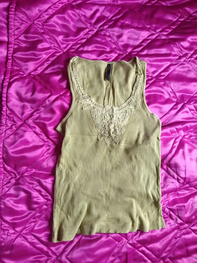 Polera sin mangas beige con encaje Alaniz - 1