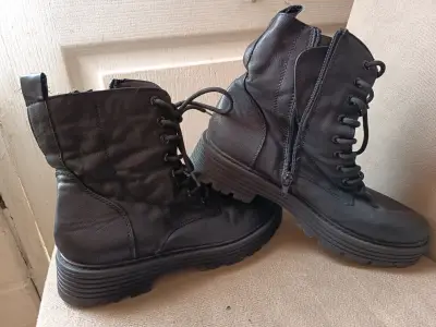 Botas negras de cuero con cierre lateral - miniatura 1