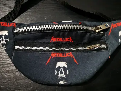 Riñonera Metallica con diseño de calaveras - miniatura 2