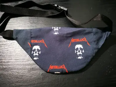 Riñonera Metallica con diseño de calaveras - miniatura 3