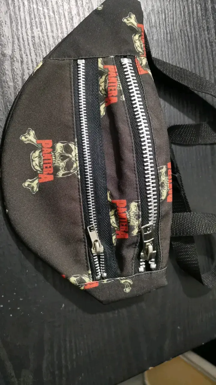 Riñonera Pantera con diseño de calaveras - 2