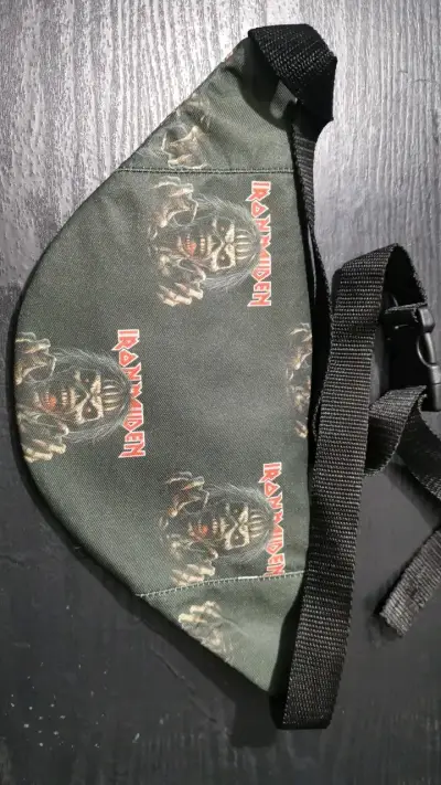 Riñonera Iron Maiden con diseño estampado - miniatura 2