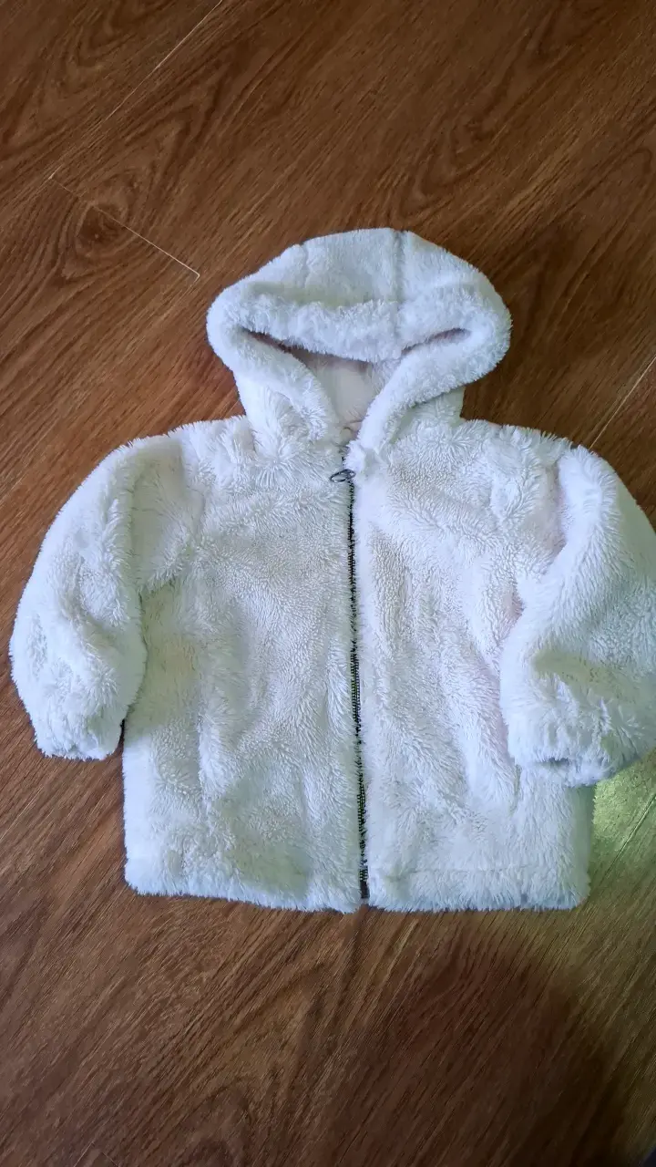 Chaqueta de peluche blanca para bebé