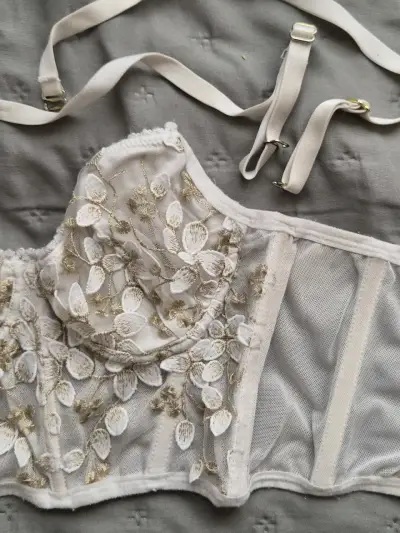 Corset de encaje blanco con bordado floral dorado - miniatura 1
