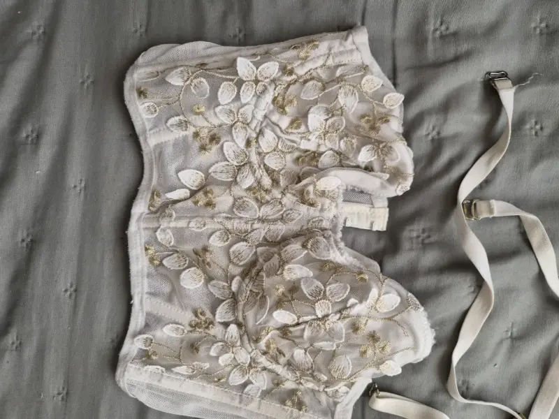 Corset de encaje blanco con bordado floral dorado - 2