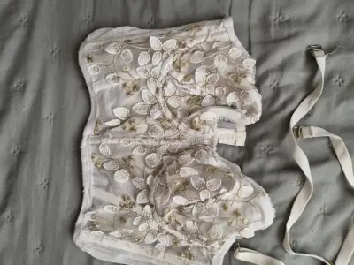 Corset de encaje blanco con bordado floral dorado - miniatura 2