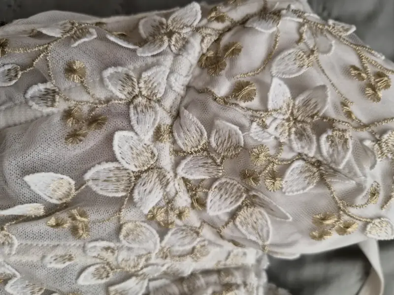 Corset de encaje blanco con bordado floral dorado - 3