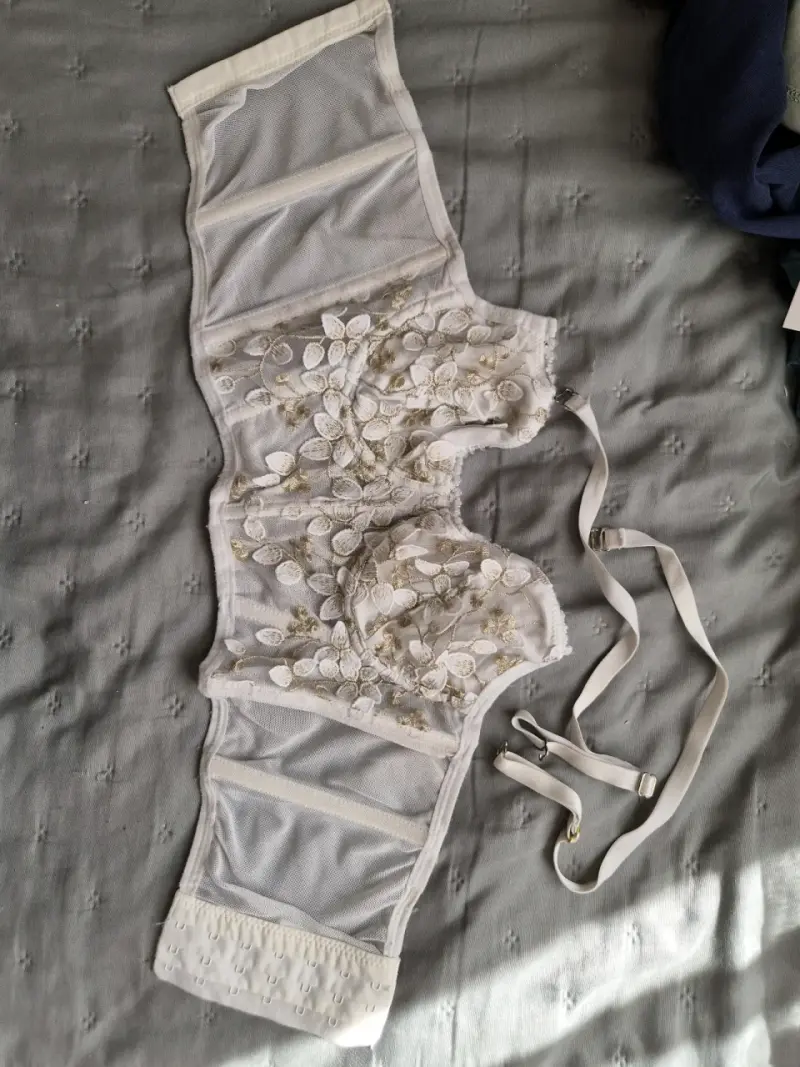 Corset de encaje blanco con bordado floral dorado - 4