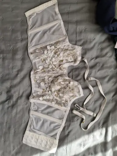 Corset de encaje blanco con bordado floral dorado - miniatura 4