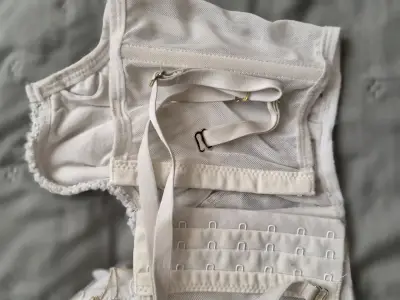 Corset de encaje blanco con bordado floral dorado - miniatura 5