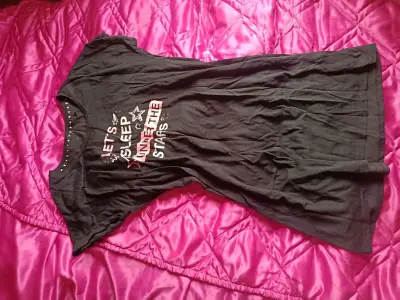 Polera negra con estampado - miniatura 1