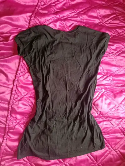 Polera negra con estampado - miniatura 2