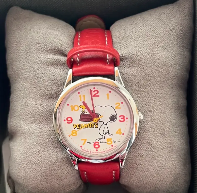 Reloj de pulsera Snoopy con correa roja