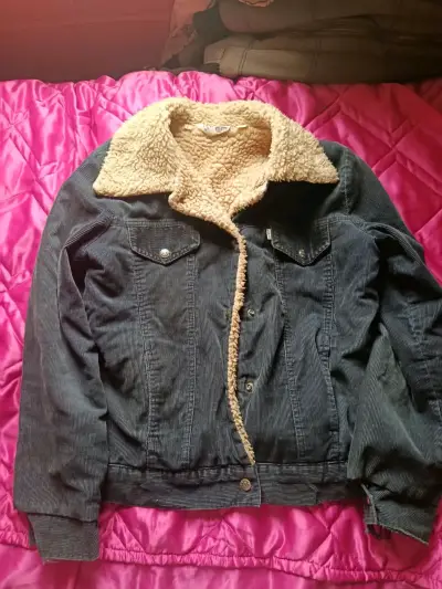 Chaqueta negra peludita por dentro Levis - miniatura 1