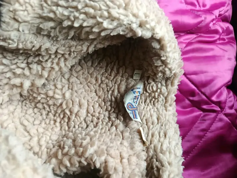 Chaqueta negra peludita por dentro Levis - 3