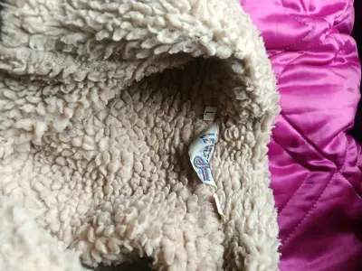 Chaqueta negra peludita por dentro Levis - miniatura 3
