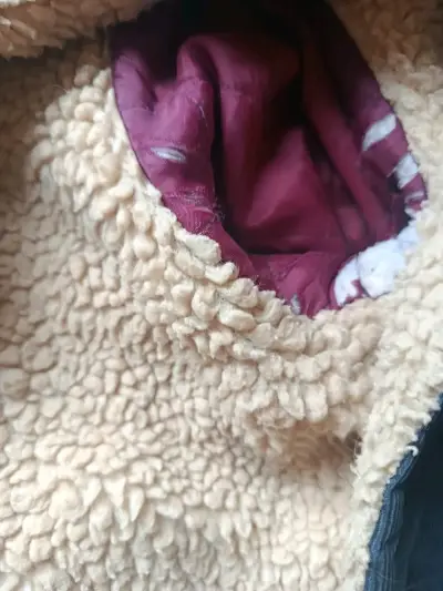 Chaqueta negra peludita por dentro Levis - miniatura 4