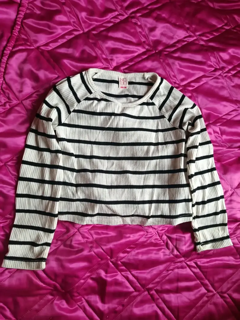 Polera de rayas blancas y negras No Boundaries - 1