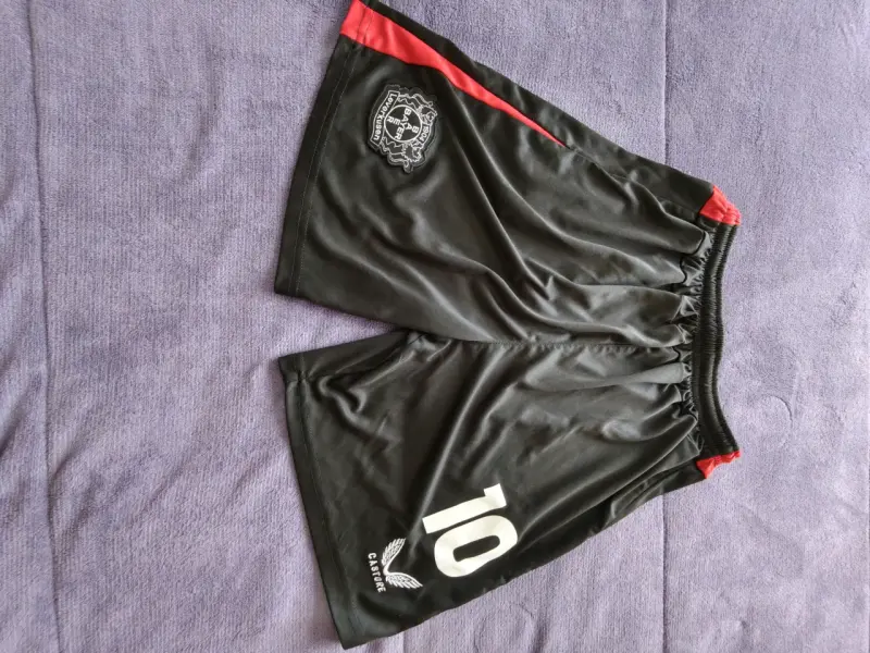 Shorts deportivos negros con número 10