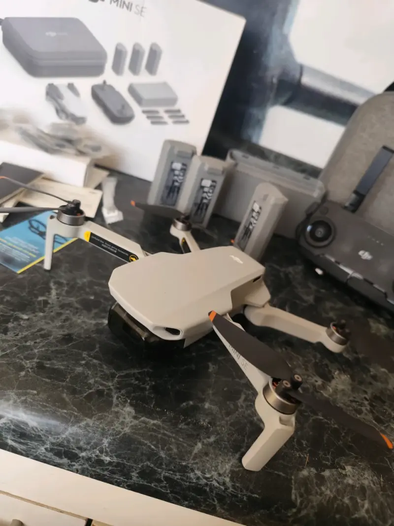 Drone DJI Mini SE con accesorios completos - 2