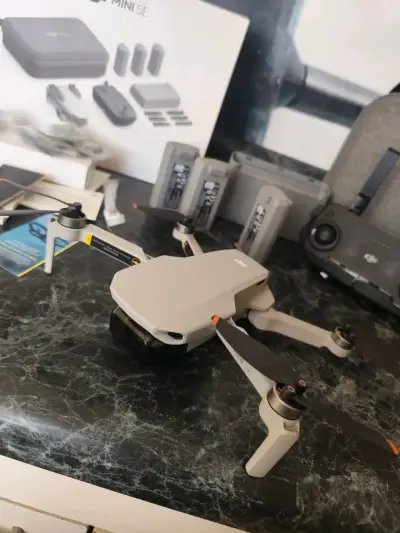 Drone DJI Mini SE con accesorios completos - miniatura 2