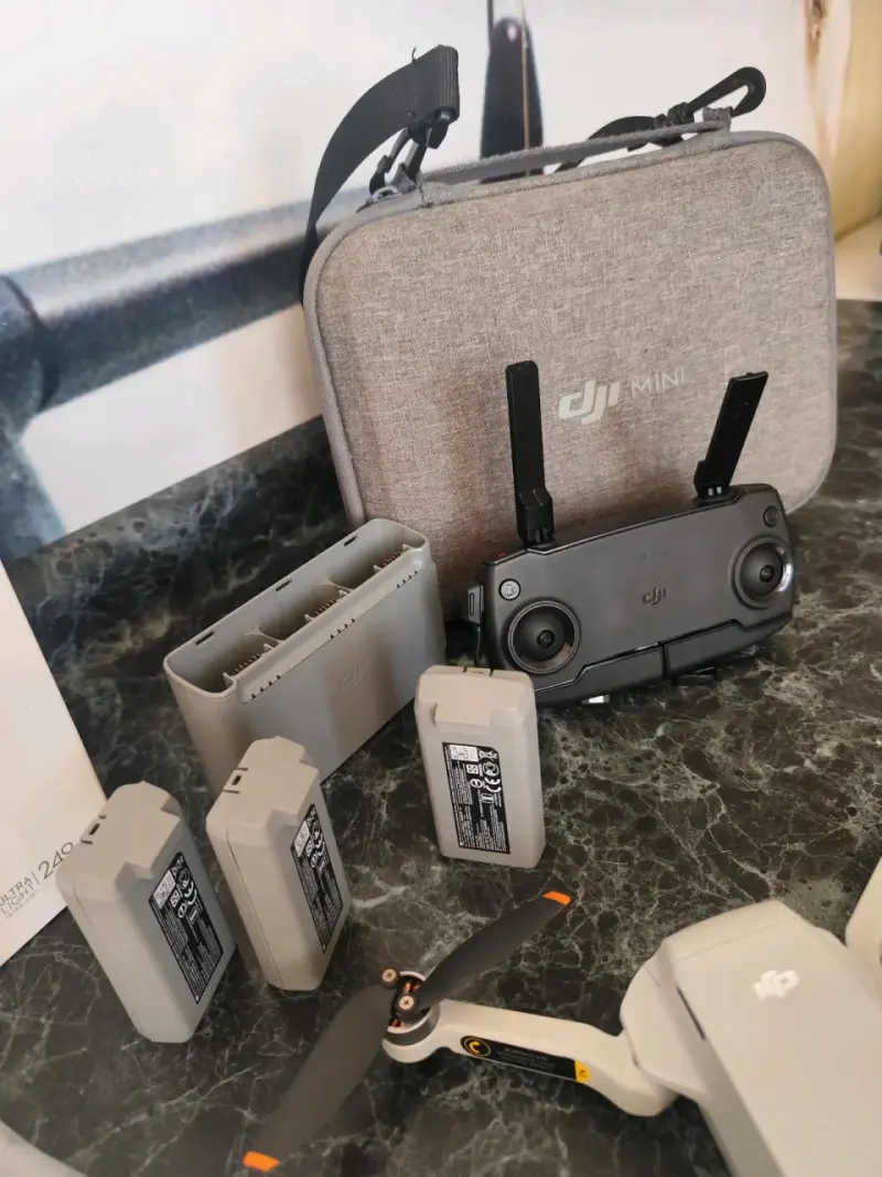 Drone DJI Mini SE con accesorios completos - 4