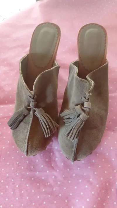 Zuecos de gamuza con borlas para mujer - miniatura 1