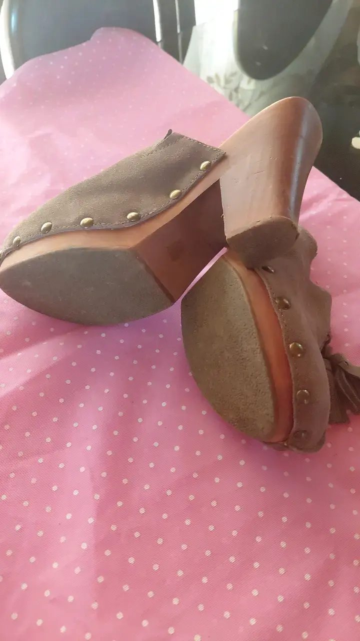 Zuecos de gamuza con borlas para mujer - 3