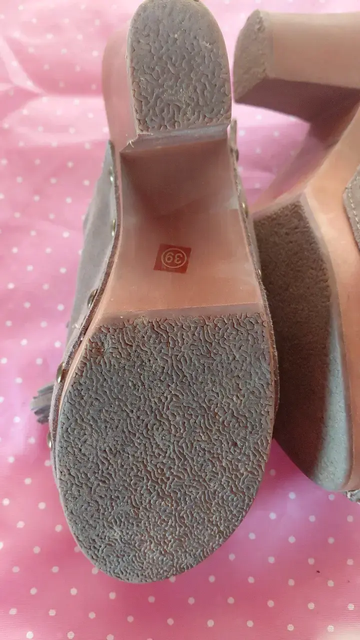 Zuecos de gamuza con borlas para mujer - 5