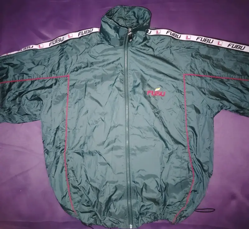 Chaqueta deportiva FUBU verde con detalles rojos - 2