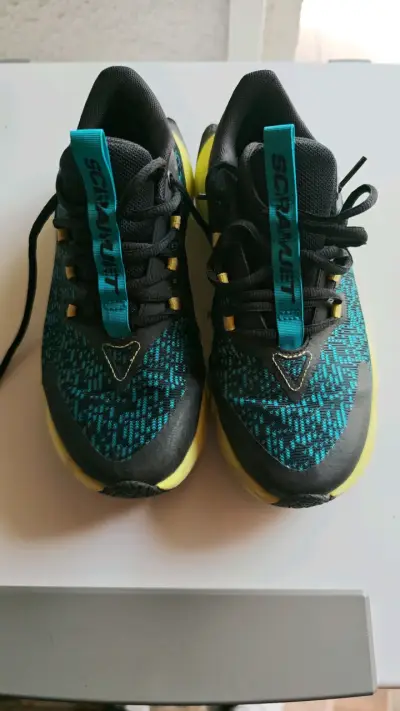 Zapatillas deportivas Under Armour negras y amarillas - miniatura 1