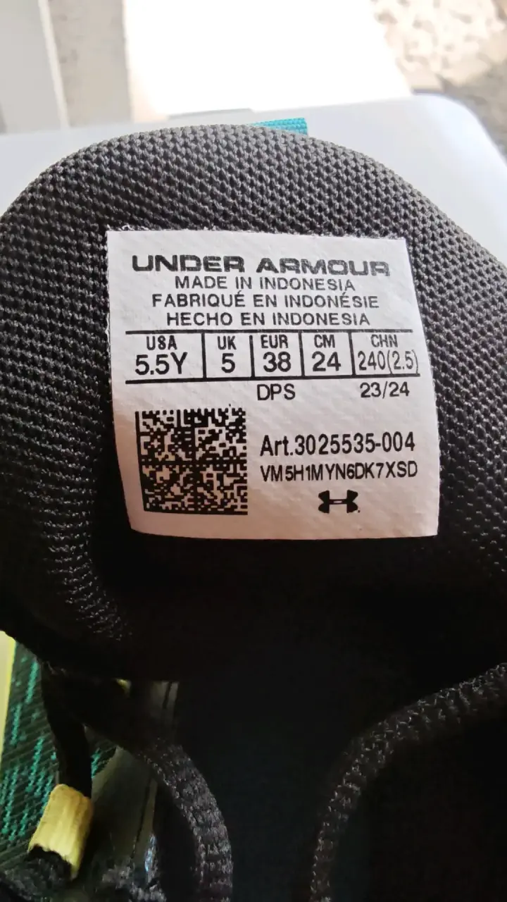 Zapatillas deportivas Under Armour negras y amarillas - 2