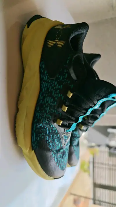 Zapatillas deportivas Under Armour negras y amarillas - miniatura 3