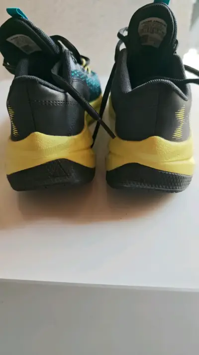 Zapatillas deportivas Under Armour negras y amarillas - miniatura 4