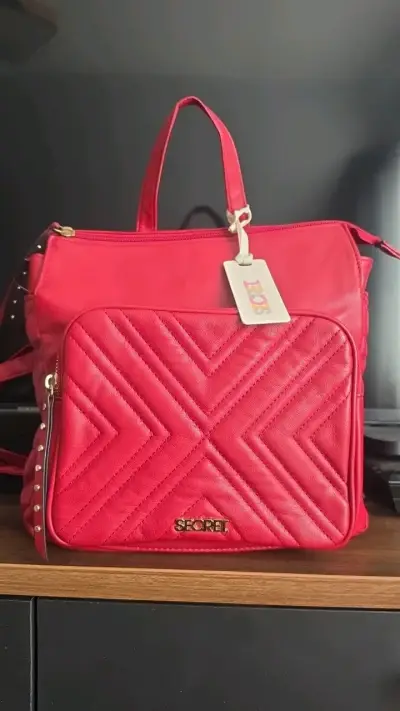 Mochila roja de cuero Secret con diseño acolchado - miniatura 1
