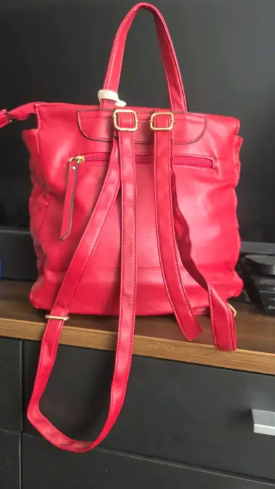 Mochila roja de cuero Secret con diseño acolchado - miniatura 2