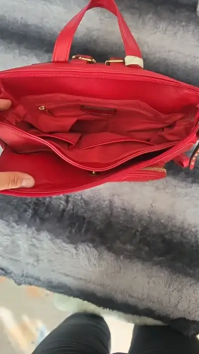 Mochila roja de cuero Secret con diseño acolchado - miniatura 3