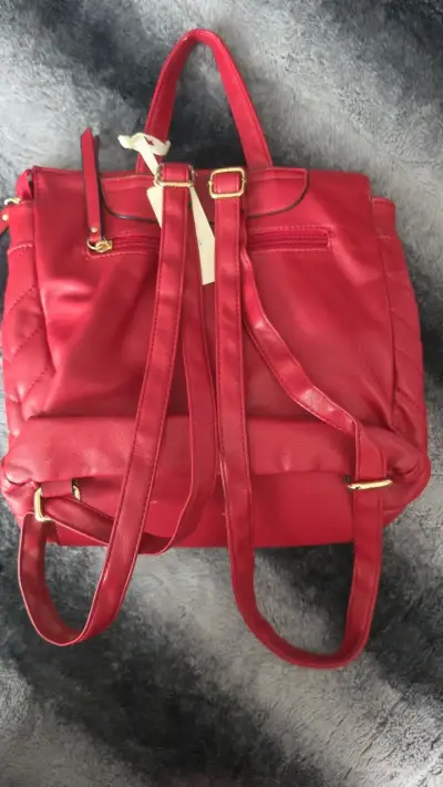 Mochila roja de cuero Secret con diseño acolchado - miniatura 4
