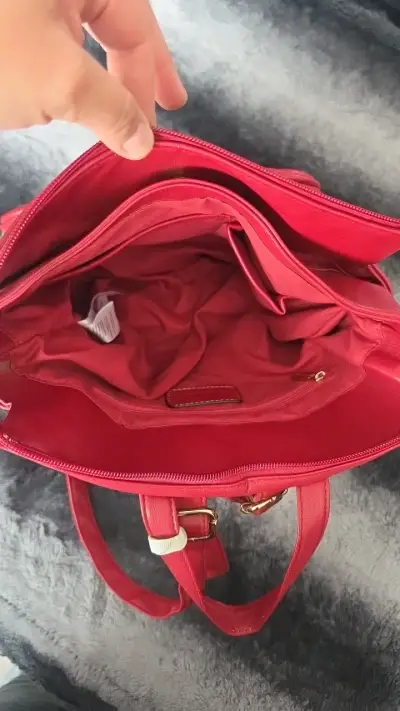 Mochila roja de cuero Secret con diseño acolchado - miniatura 5