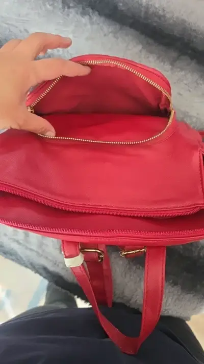 Mochila roja de cuero Secret con diseño acolchado - miniatura 6