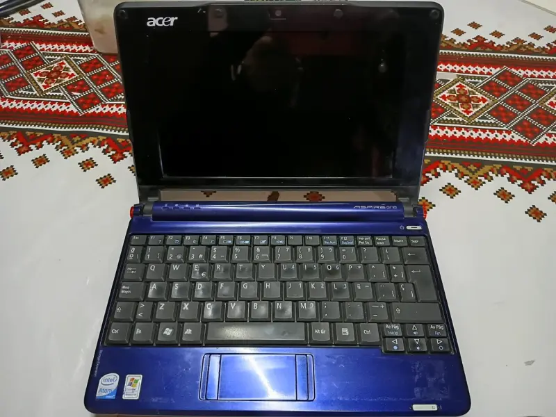 Notebook Acer Aspire One azul con Intel Atom - 1